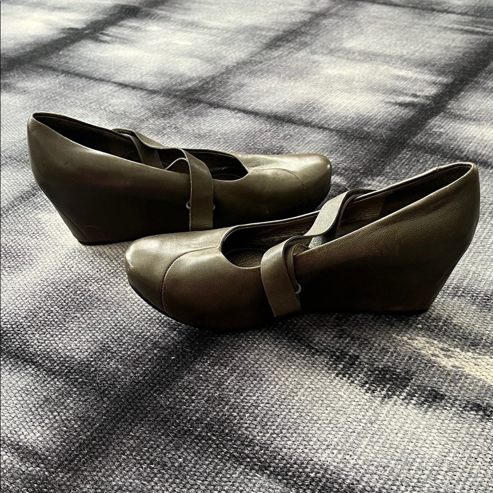 Tsubo Olive Wedge Leather Shoes - Picture 4 of 6